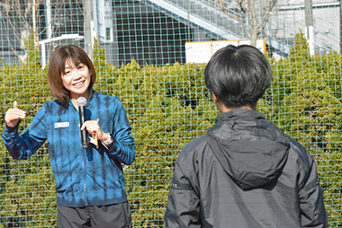 高橋 尚子さんが男の子に助言をしている様子