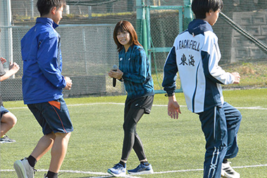 高橋 尚子さんが練習を見ている様子