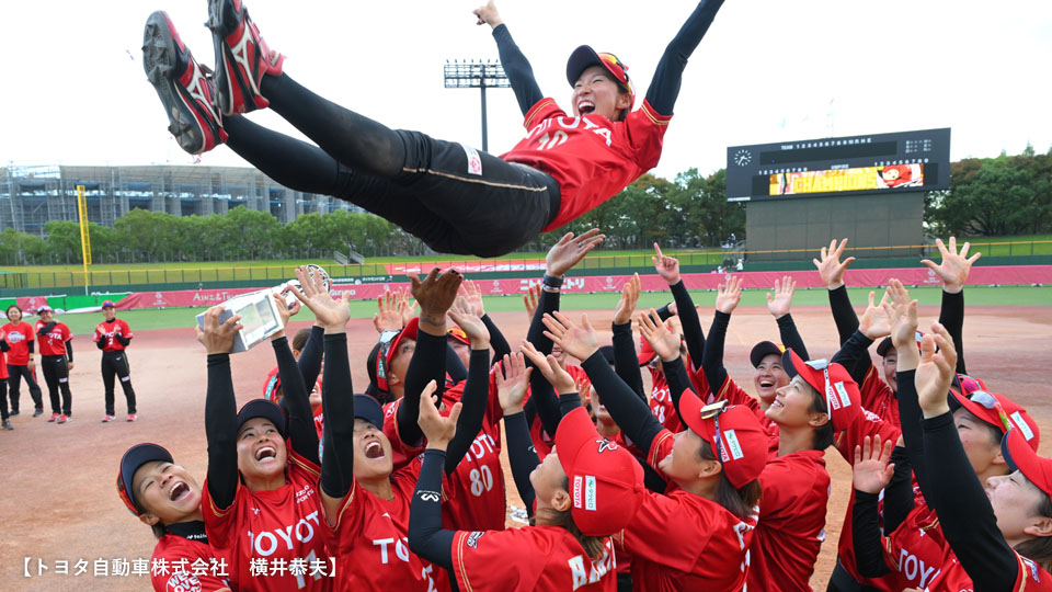 トヨタレッドテリアーズが優勝をして、胴上げをしている様子