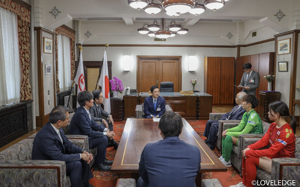 広沢市長が垣内選と安部選手と話をしている様子