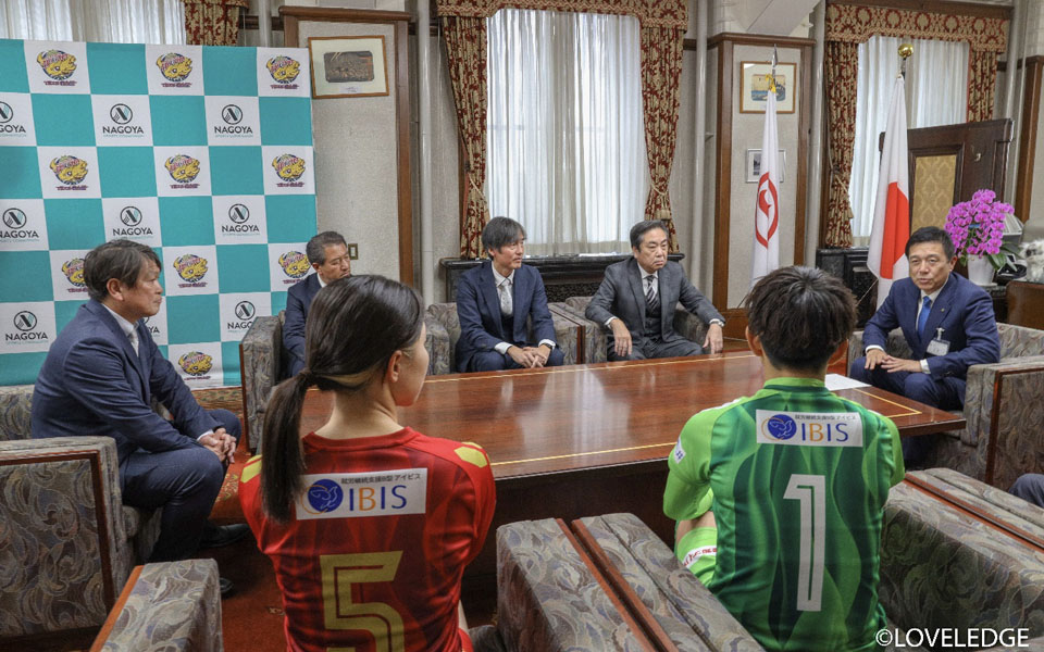 広沢市長が垣内選と安部選手と話をしている様子2