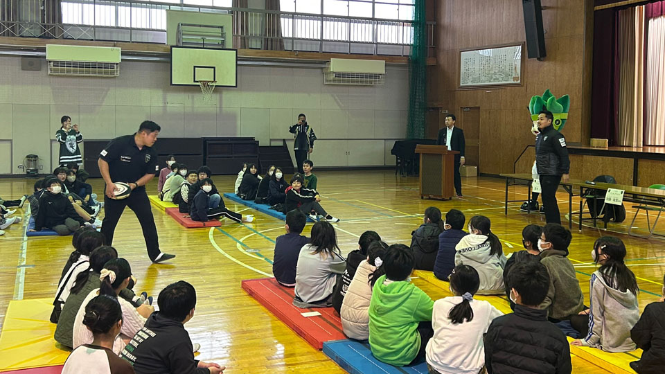 豊岡小学校を訪れたトヨタヴェルブリッツの選手たち