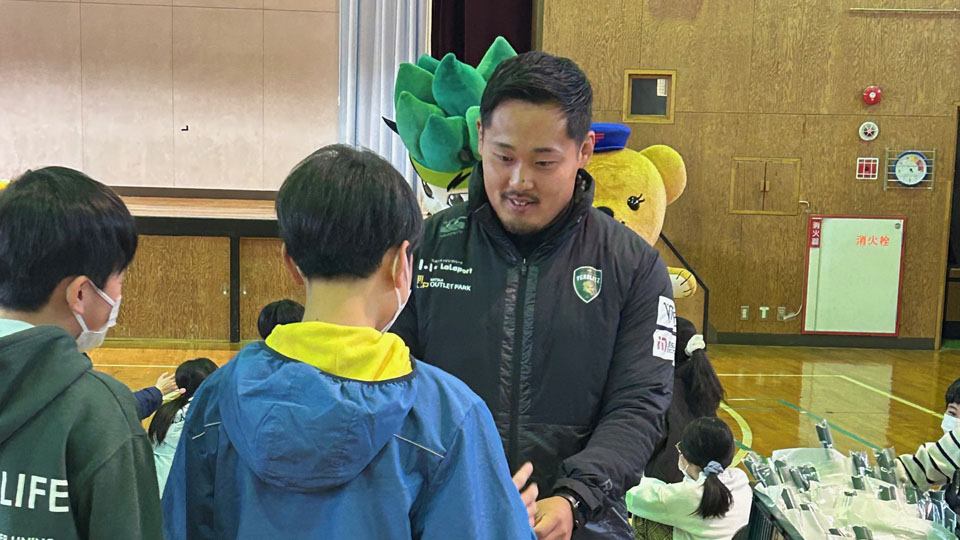 トヨタヴェルブリッツの選手と豊岡小学校児童の交流タイムの様子