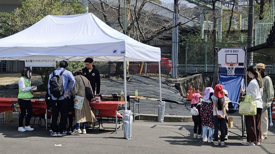 バスケットボールのフリースロ―体験に参加する家族