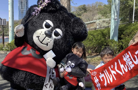ウルフドッグス名古屋のマスコットキャラクターとこどもたち