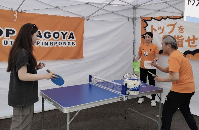 スポーツ体験ブースで卓球体験する様子