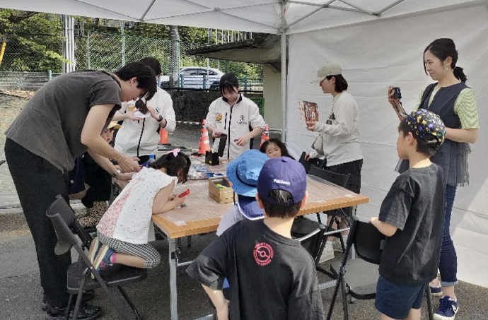 スポーツ体験ブースでお面作り体験する様子