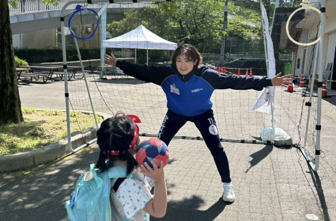 スポーツ体験ブースでハンドボール体験する様子