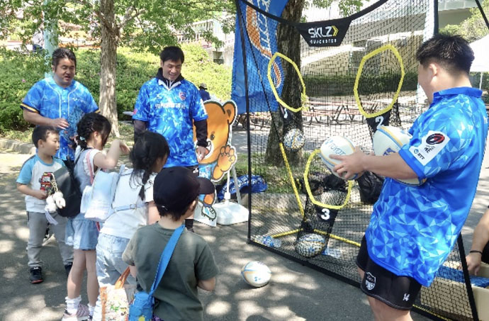 スポーツ体験ブースでパスターゲット体験する様子