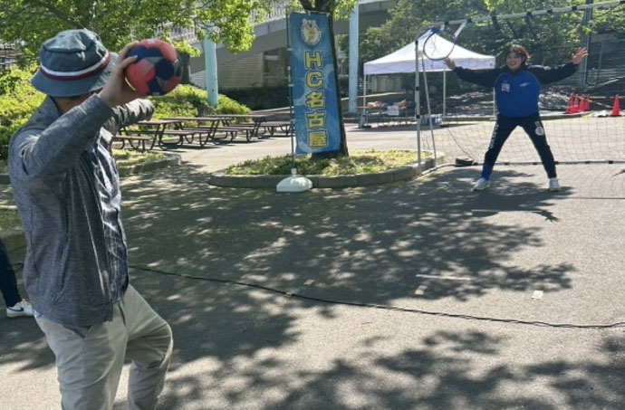 スポーツ体験ブースでハンドボールを投げる様子