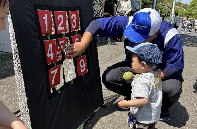 スポーツ体験ブースでストラックアウト体験する様子