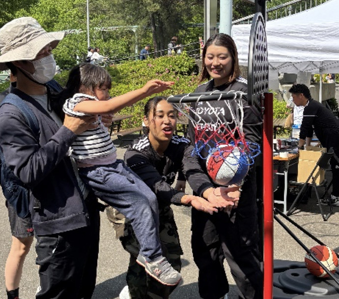 スポーツ体験ブースでダンクを体験する様子