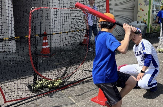 スポーツ体験ブースでバッティング体験する様子