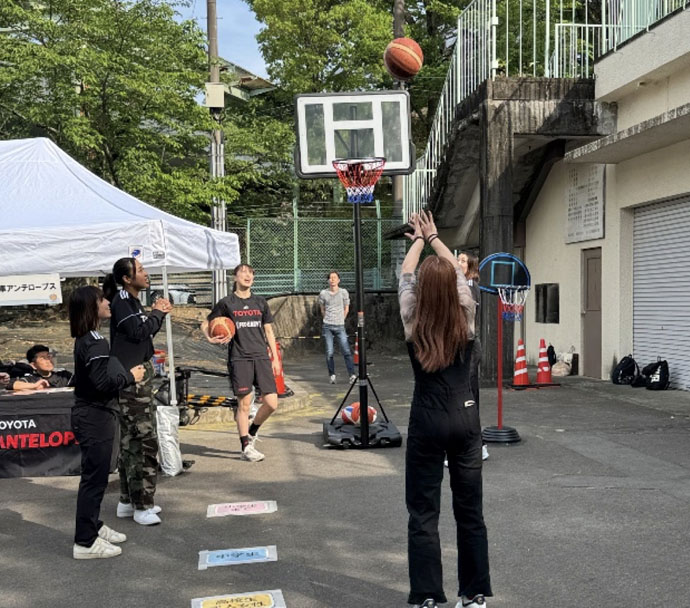スポーツ体験ブースでフリースロー体験する様子