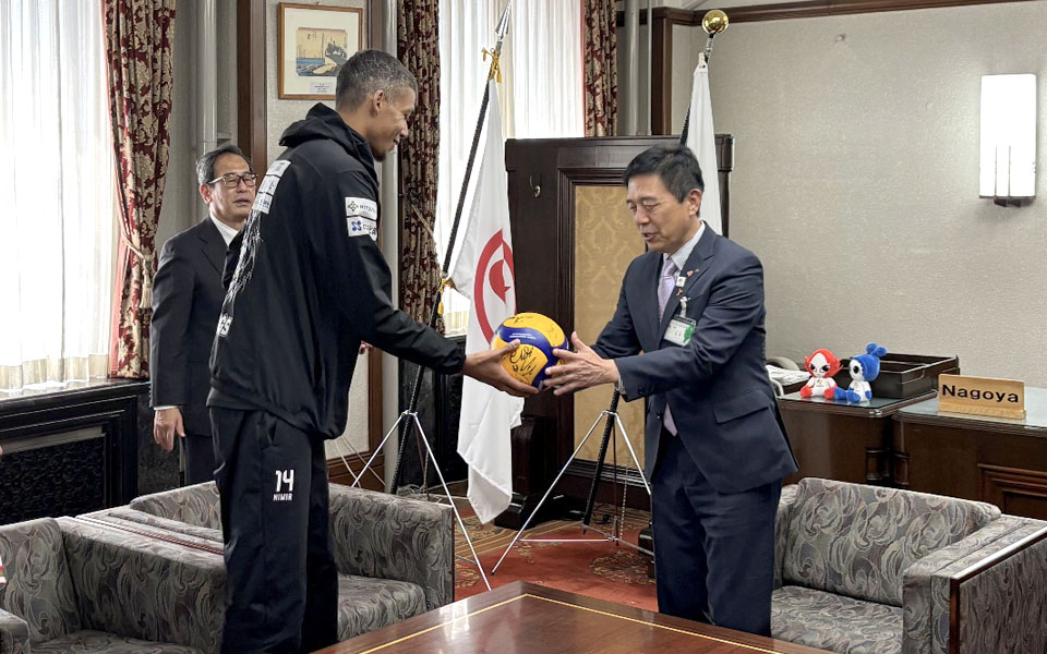 ニミル選手が広沢市長にサイン付きバレーボールを渡している様子