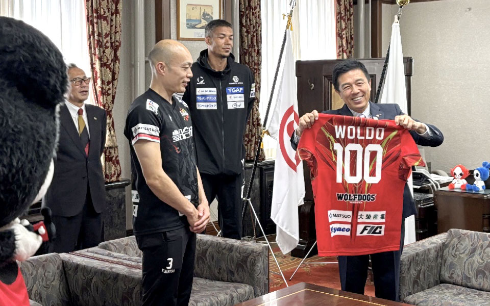 深津選手が広沢市長にユニフォームを渡している様子