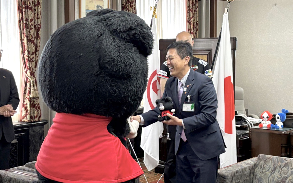 広沢市長とウルド君が握手をしている様子