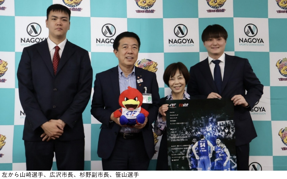 左から山崎選手、広沢市長、杉野副市長、笹山選手の写真