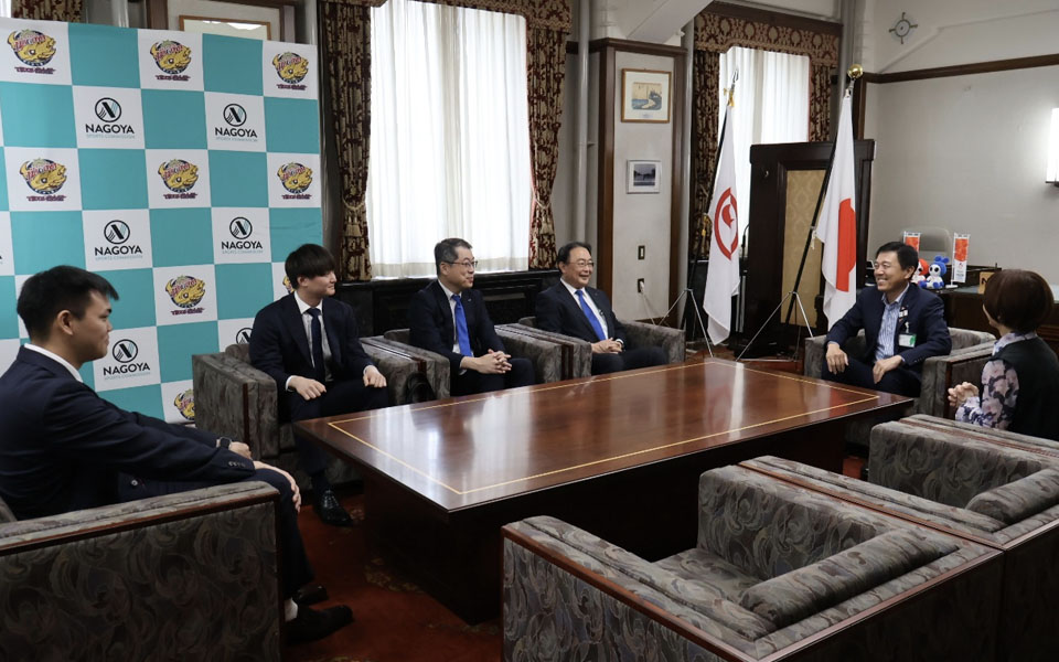 広沢市長、杉野副市長、鈴木氏、成瀬氏、笹山選手、山崎選手が談笑をしている様子