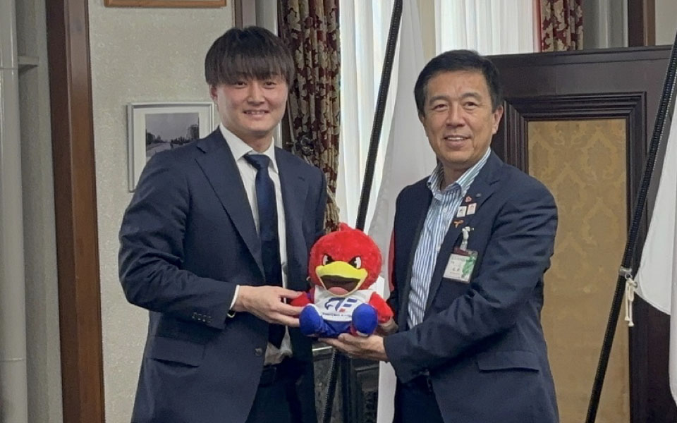 広沢市長と笹山選手の写真