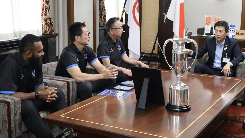 広沢市長が廣畠氏、金田氏、ケレビ選手に激励を送っている様子