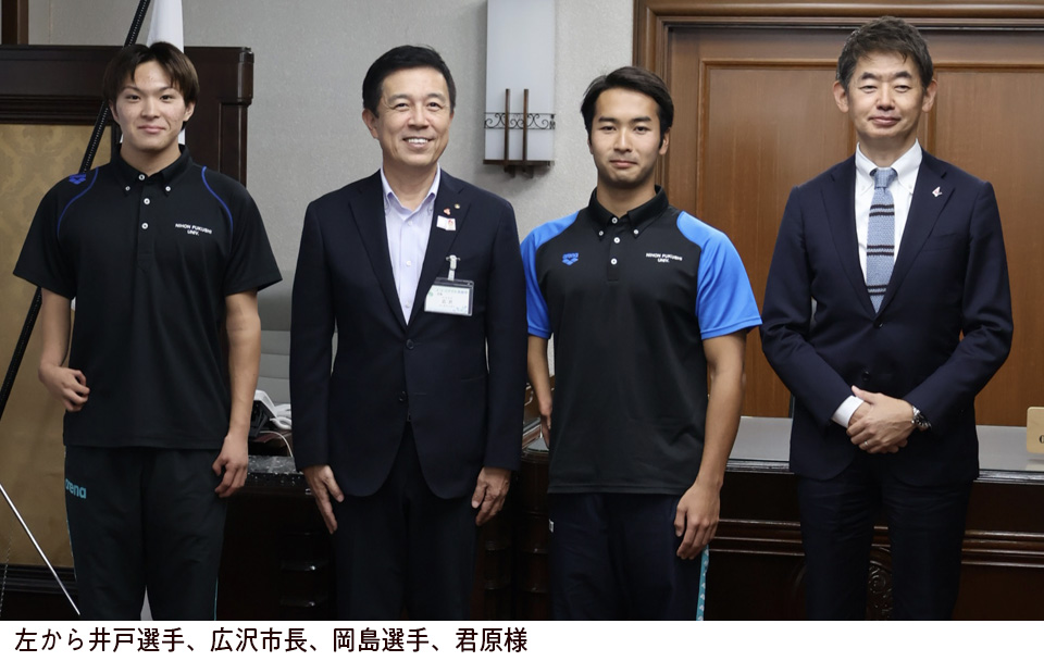 左から井戸選手、広沢市長、岡島選手、君原様