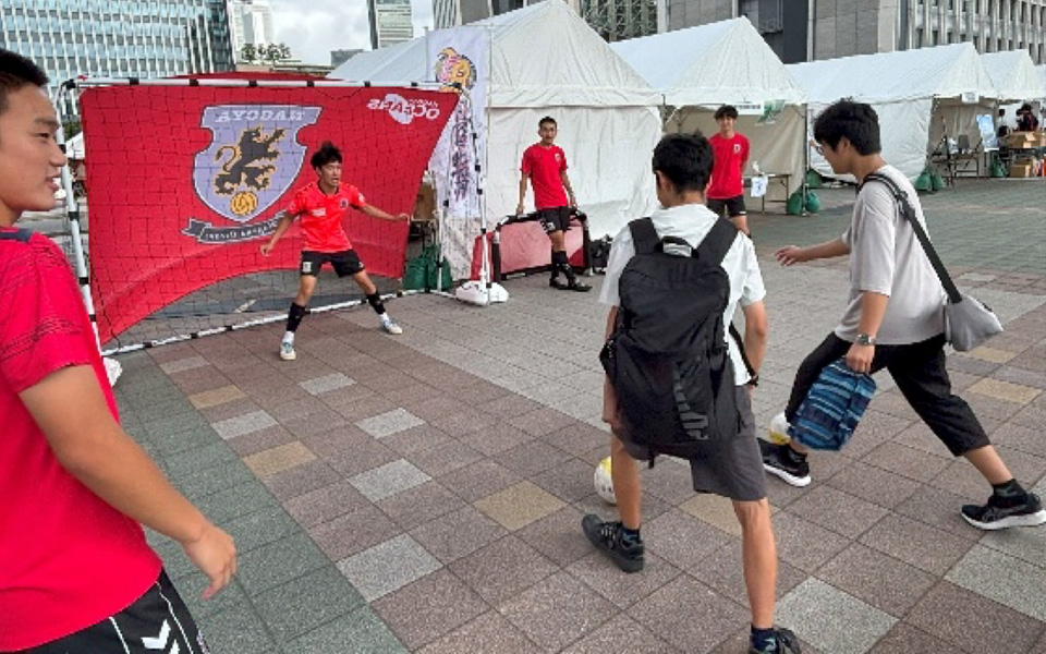 名古屋オーシャンズによるシュート体験に参加する子供たち