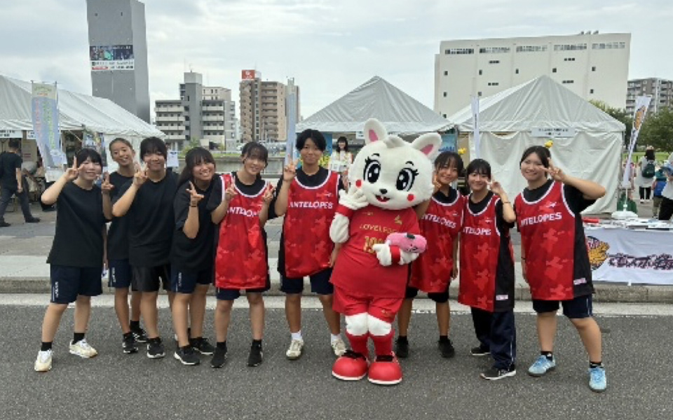 ラブリン＆ラブちゃんと一緒に撮影する様子