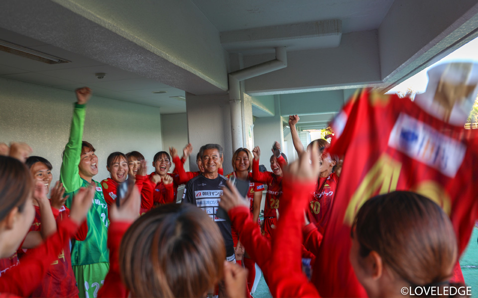 優勝に沸くチームの面々