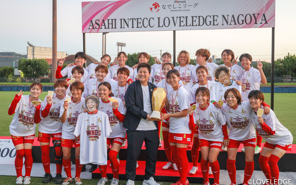 トロフィーをもった集合写真