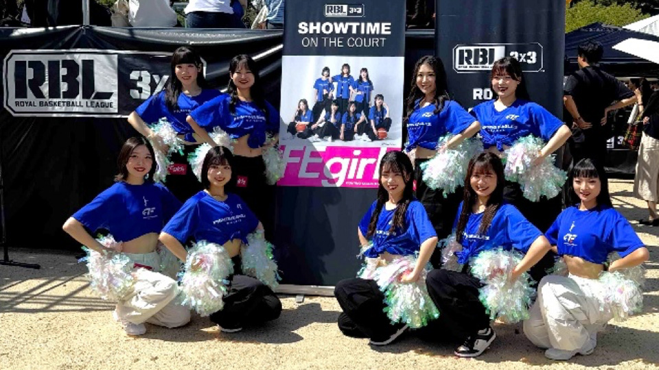 ファイ
ティングイーグルス名古屋のオフィシャルチアダンスチーム「FEgirls」の集合写真