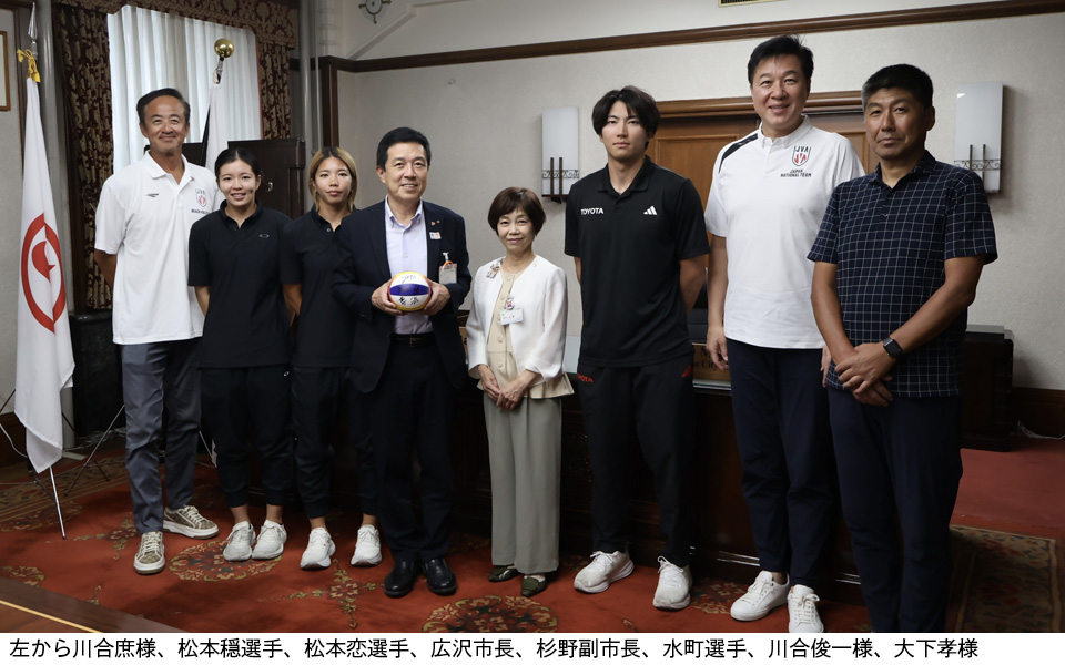 左から川合庶様、松本穏選手、松本恋選手、広沢市長、杉野副市長、水町選手、川合俊一様、大下孝様