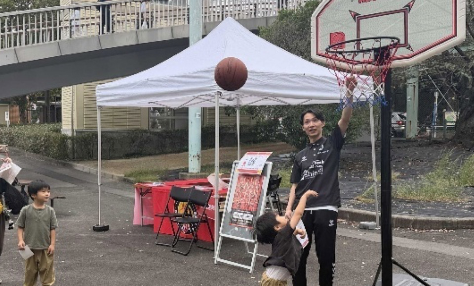 名古屋ダイヤモンドドルフィンズのご協力のもと行われるフリースロー体験の様子