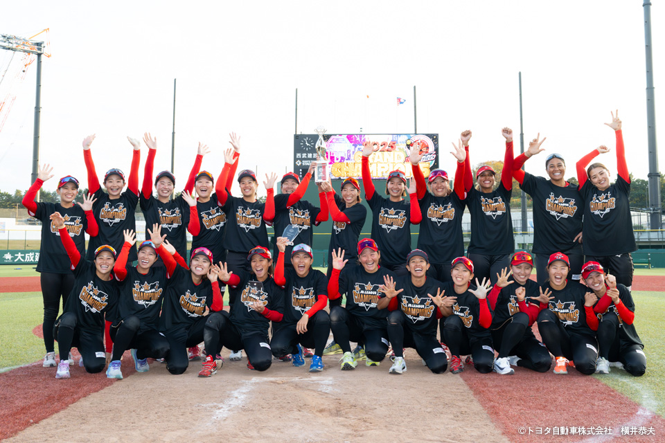 優勝の喜びを表現するトヨタレッドテリアーズ