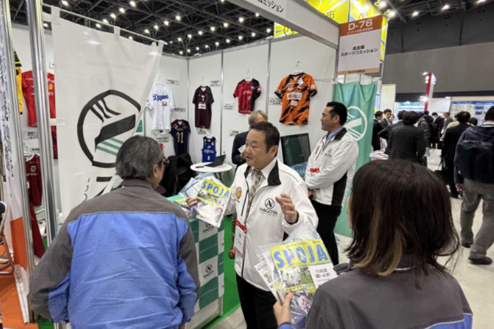 ブース前にてスポーツジャーナルの説明風景