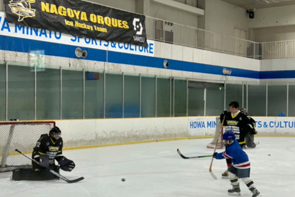 アイスホッケー体験教室で子供がシュートをする様子