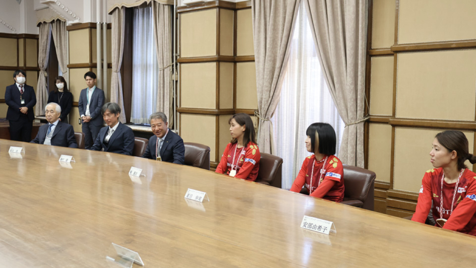 表敬訪問で話をしている様子