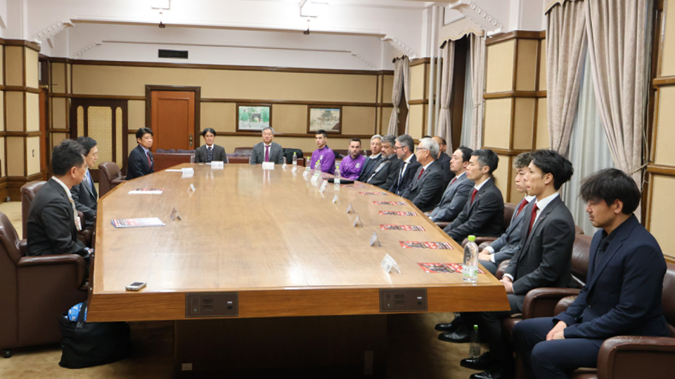 表敬訪問で話をしている様子