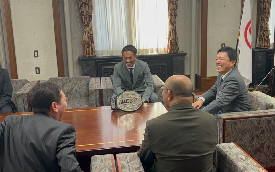 広沢市長の表敬訪問で話をしている様子