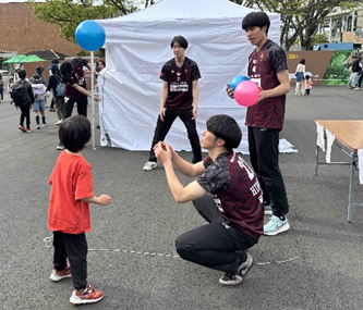 バレーボールのスパイク体験の様子