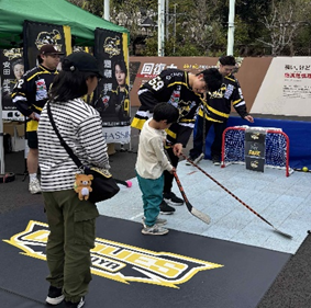 アイスホッケーのシュート体験の様子