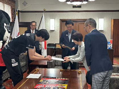 選手から色紙のプレゼントを受け取っている様子