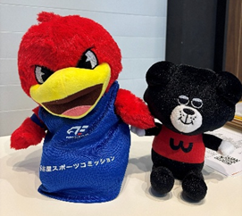 両チームのマスコットキャラクター名ぐるみ