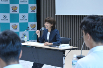 高橋会長が質問に答えている様子