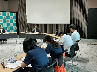 高橋会長の話を聞く学生アスリート