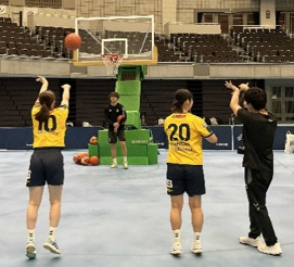 HC名古屋(ハンドボール) バスケットボールチャレンジの様子
