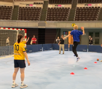 名古屋ダイヤモンドドルフィンズ&ファイティングイーグルス名古屋(バスケットボール) ハンドボールチャレンジの様子