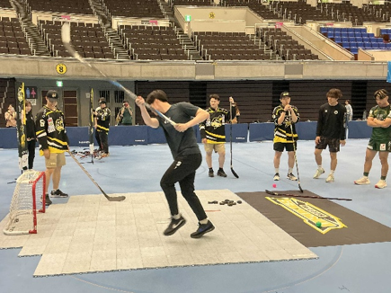 名古屋ダイヤモンドドルフィンズ&ファイティングイーグルス名古屋(バスケットボール) アイスホッケーチャレンジの様子