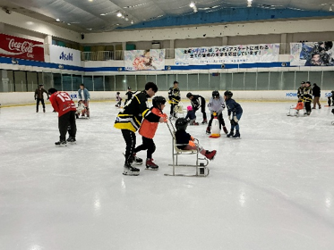 参加者が選手と一緒に楽しんでいる様子