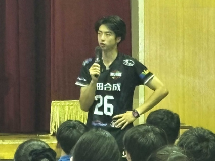 山崎選手が講演している様子